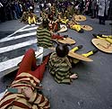 vikings allongés à terre, dans le défilé - Kattenstoet 1977 - fête des chats - Ieper - Ypres - © Norbert Pousseur