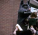 jeune fille dans masque de chat - Kattenstoet 1977 - fête des chats - Ieper - Ypres - © Norbert Pousseur