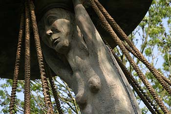 Statue en bois géante porteur de la reine du défilé - Kattenstoet 2006 - Ieper - Ypres - © Norbert Pousseur