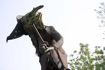 Mannequin géant de la sorcière - Kattenstoet 2006 - fête des chats - Ieper - Ypres - © Norbert Pousseur