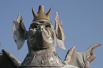 Tête du mannequin géant du diable du char des diables - Kattenstoet 2006 - fête des chats - Ieper - Ypres - © Norbert Pousseur