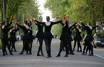 groupe de danseuses en répétition - Kattenstoet 2006 - fête des chats - Ieper - Ypres - © Norbert Pousseur