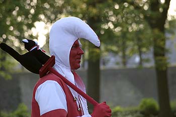 déguisement en rouge et blanc avec mascotte de chat - Kattenstoet 2006 - fête des chats - Ieper - Ypres - © Norbert Pousseur