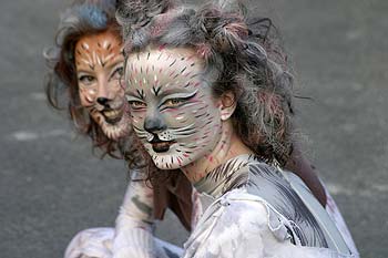 jeunes filles avec maquillage de chat - Kattenstoet 2006 - fête des chats - Ieper - Ypres - © Norbert Pousseur