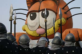 rangée de gardes et tête de gros minet - Kattenstoet 2006 - fête des chats - Ieper - Ypres - © Norbert Pousseur