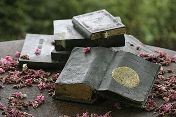 Sculpture de livres sur la place de l'église - Ieper - Ypres - © Norbert Pousseur