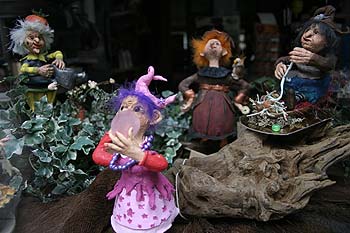 en vitrine, scène avec figurines de chats lutins - Kattenstoet 2006 - fête des chats - Ieper - Ypres - © Norbert Pousseur