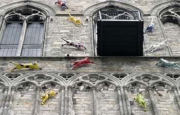 Les chats autour du balcon du jeteur de chats - Kattenstoet 2006 - Ieper - Ypres - © Norbert Pousseur