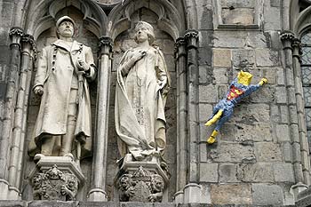 Statues de la tour et chat bondissant - Kattenstoet 2006 - Ieper - Ypres - © Norbert Pousseur