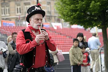 joueur de flutte de musique traditionnelle - Kattenstoet 2006 - fête des chats - Ieper - Ypres - © Norbert Pousseur