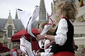 danseuses traditionnelles en attendant le défilé - Kattenstoet 2006 - fête des chats - Ieper - Ypres - © Norbert Pousseur