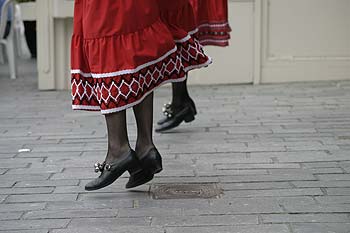 danseuses traditionnelles sautant - Kattenstoet 2006 - fête des chats - Ieper - Ypres - © Norbert Pousseur