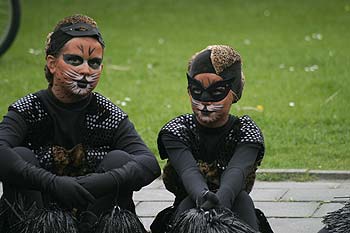 deux jeunes grimées en chat - Kattenstoet 2006 - fête des chats - Ieper - Ypres - © Norbert Pousseur