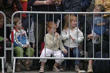 enfants dans la foule du défilé -  Kattenstoet 2006 - fête des chats - Ieper - Ypres - © Norbert Pousseur