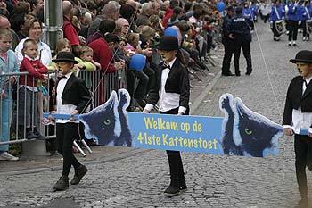 la bannière du défilé de 2006 - Kattenstoet 2006 - fête des chats - Ieper - Ypres - © Norbert Pousseur