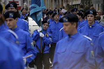 hommes en bleu avec cadet - Kattenstoet 2006 - fête des chats - Ieper - Ypres - © Norbert Pousseur