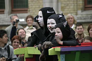 trois petits chats dans leur carriole - Kattenstoet 2006 - fête des chats - Ieper - Ypres - © Norbert Pousseur