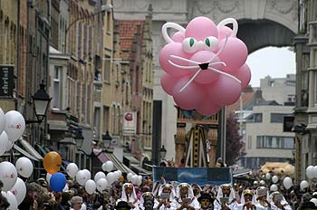 grand char précédé d'un chat en ballons roses - Kattenstoet 2006 - fête des chats - Ieper - Ypres - © Norbert Pousseur