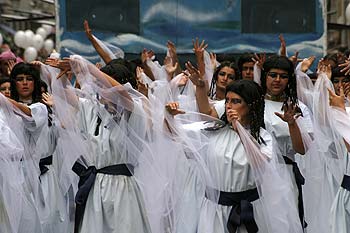 jeunes filles en blanc précédant le grand char divin - Kattenstoet 2006 - fête des chats - Ieper - Ypres - © Norbert Pousseur