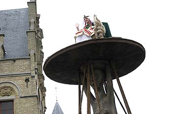 le déesse sur son siège perché sur la tête de la sculpture - Kattenstoet 2006 - fête des chats - Ieper - Ypres - © Norbert Pousseur
