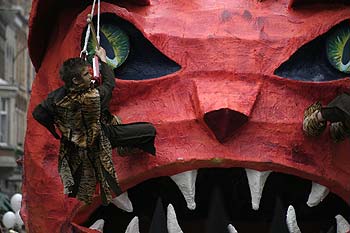 la face du char du chat d'enfer - Kattenstoet 2006 - fête des chats - Ieper - Ypres - © Norbert Pousseur