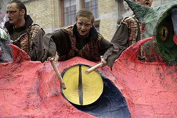 joueuse de tambour sur autre oeil du char du chat d'enfer - Kattenstoet 2006 - fête des chats - Ieper - Ypres - © Norbert Pousseur