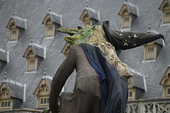 Le mannequin de la sorcière sur les toits -  Kattenstoet 2006 - fête des chats - Ieper - Ypres - © Norbert Pousseur