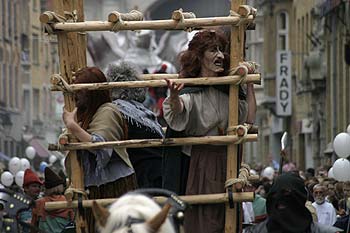 Les sorcières dans leur cage -  Kattenstoet 2006 - fête des chats - Ieper - Ypres - © Norbert Pousseur