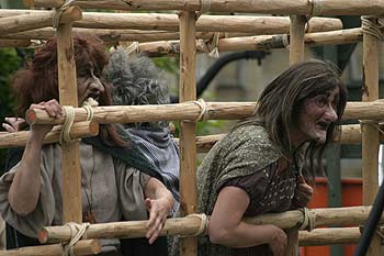 Les sorcières implorant dans leur prison -  Kattenstoet 2006 - fête des chats - Ieper - Ypres - © Norbert Pousseur