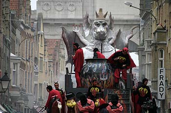 Le char du diable -  Kattenstoet 2006 - fête des chats - Ieper - Ypres - © Norbert Pousseur