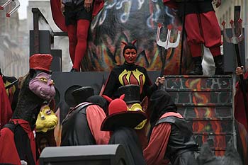 Les diables sur le char du diable -  Kattenstoet 2006 - fête des chats - Ieper - Ypres - © Norbert Pousseur