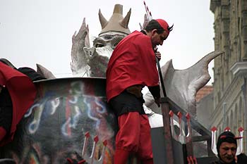 diable devant son chaudron - Kattenstoet 2006 - fête des chats - Ieper - Ypres - © Norbert Pousseur