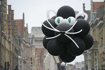 Tête flottante de chat fait de ballons noirs - Kattenstoet 2006 - fête des chats - Ieper - Ypres - © Norbert Pousseur