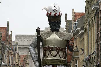 Mannequin géant de chevalier - Kattenstoet 2006 - fête des chats - Ieper - Ypres - © Norbert Pousseur