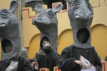 Les souris devant leur château  - Kattenstoet 2006 - fête des chats - Ieper - Ypres - © Norbert Pousseur