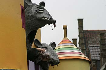 Tête de souris à la fenêtre du château  - Kattenstoet 2006 - fête des chats - Ieper - Ypres - © Norbert Pousseur