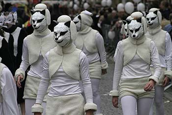 groupe déguisé en furets - Kattenstoet 2006 - fête des chats - Ieper - Ypres - © Norbert Pousseur