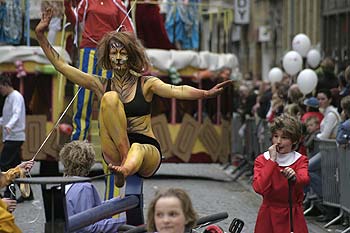 Jeune femme chat acrobate - Kattenstoet 2006 - fête des chats - Ieper - Ypres - © Norbert Pousseur