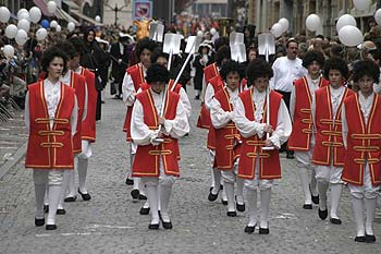 Groupe de porteur de pelles - Kattenstoet 2006 - fête des chats - Ieper - Ypres - © Norbert Pousseur