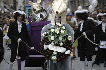 Porteur de bouquet funèbre - Kattenstoet 2006 - fête des chats - Ieper - Ypres - © Norbert Pousseur