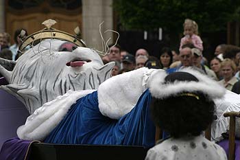 Roi chat sur son lit de mort - Kattenstoet 2006 - fête des chats - Ieper - Ypres - © Norbert Pousseur