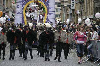 Char précédé d'une troupe noire - Kattenstoet 2006 - fête des chats - Ieper - Ypres - © Norbert Pousseur