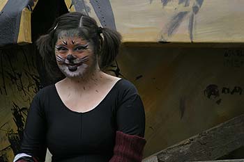 Jeune fille chatte expressive - Kattenstoet 2006 - fête des chats - Ieper - Ypres - © Norbert Pousseur