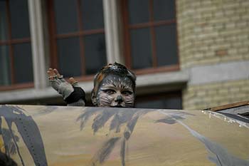 Bout de tête de chat derrière char - Kattenstoet 2006 - fête des chats - Ieper - Ypres - © Norbert Pousseur