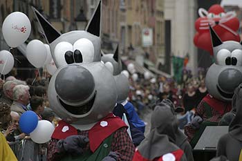 Grosse tête débonnaire de chat, style Philippe Geluck - Kattenstoet 2006 - fête des chats - Ieper - Ypres - © Norbert Pousseur