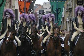 Troupe de chattes cavalières - Kattenstoet 2006 - fête des chats - Ieper - Ypres - © Norbert Pousseur