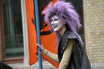 Chatte cavalière à drapeau orange - Kattenstoet 2006 - fête des chats - Ieper - Ypres - © Norbert Pousseur