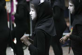 Petit chat noir aux mains en griffes - Kattenstoet 2006 - fête des chats - Ieper - Ypres - © Norbert Pousseur