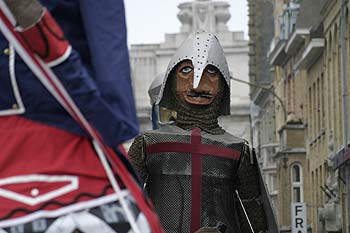 Mannequin géant de chevalier - Kattenstoet 2006 - fête des chats - Ieper - Ypres - © Norbert Pousseur