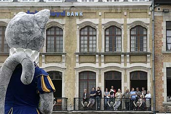 Le mannequin géant d'un chat, défilant devant les immeubles - Kattenstoet 2006 - fête des chats - Ieper - Ypres - © Norbert Pousseur